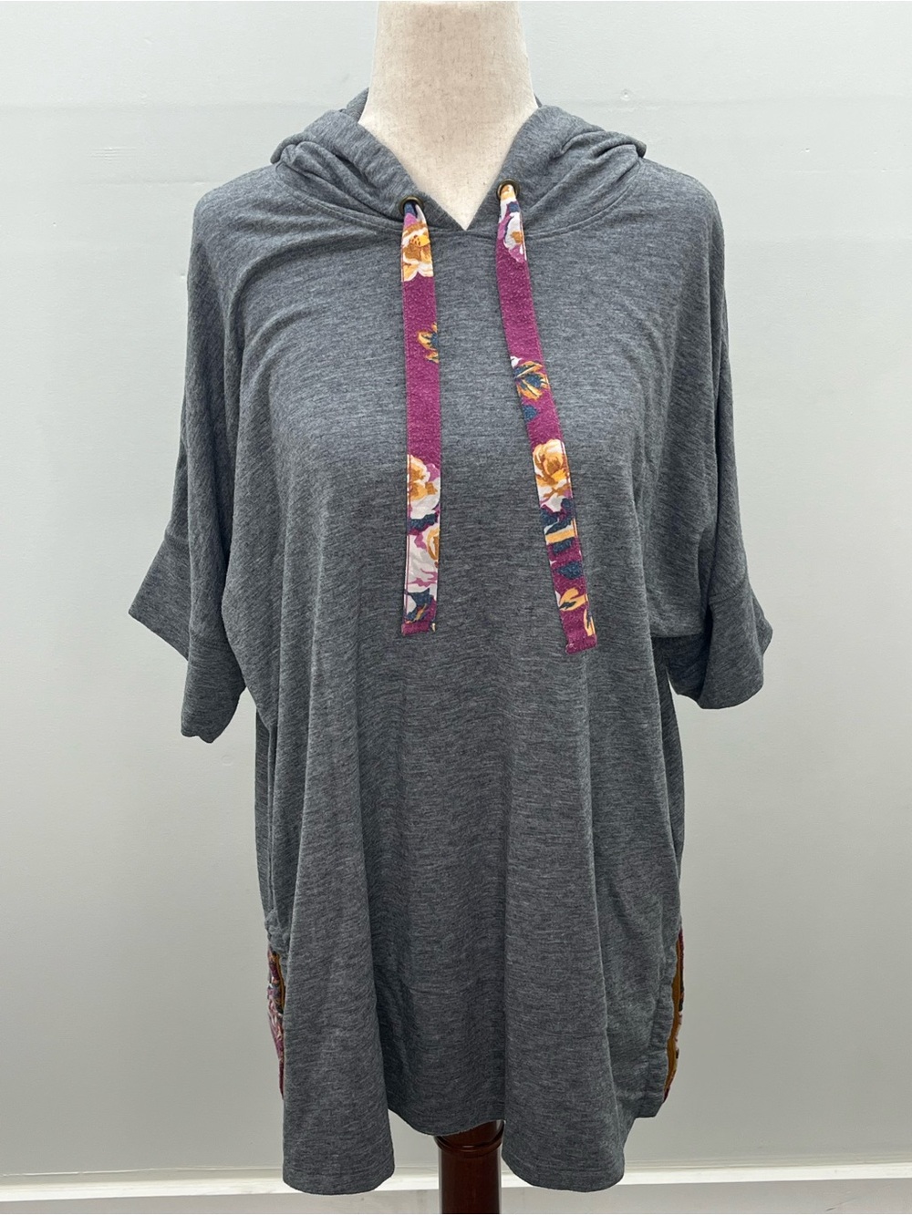 Matilda Jane Women’s Gray Floral Hooded Short Sleeve Tunic Top Medium